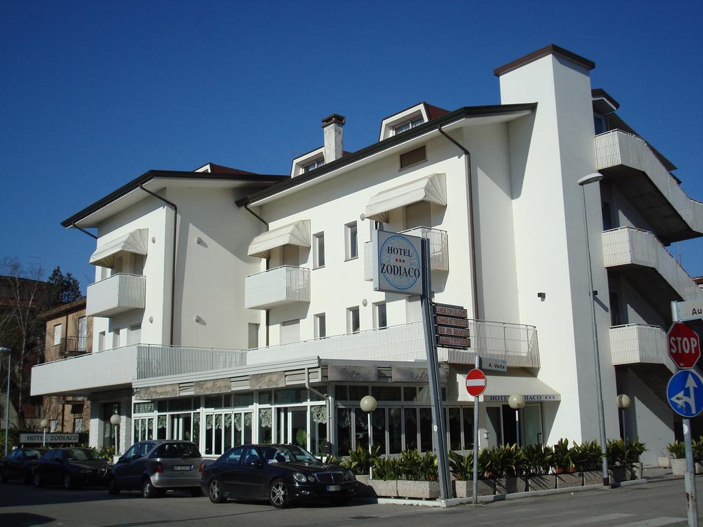 Hotel Zodiaco Lido di Jesolo Bagian luar foto