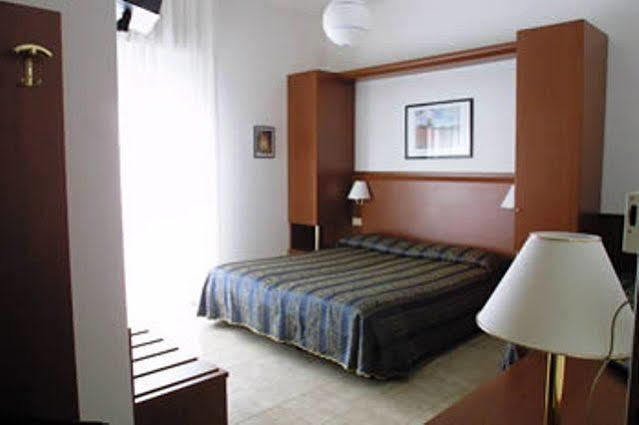 Hotel Zodiaco Lido di Jesolo Bagian luar foto
